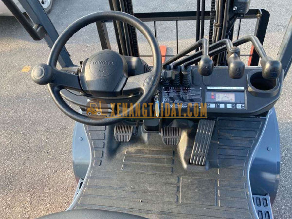 Hệ thống lái hiện đại tiện lợi trên xe nâng dầu Toyota.