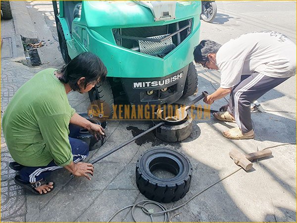 Dịch vụ sửa chữa thay thế lốp xe nâng tận nơi