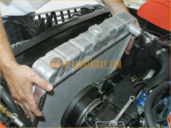Kỹ thuật lắp két nước mới cho động cơ