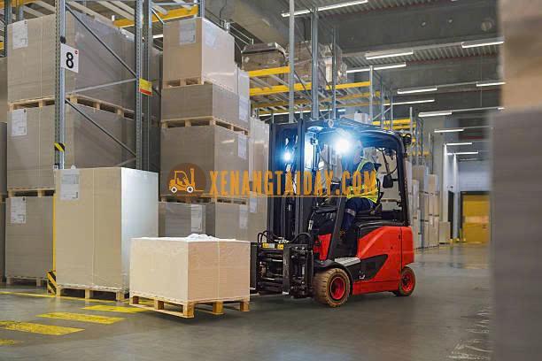 Xe nâng 3 tầng hoạt động trong kho thành phẩm