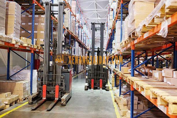 Xe nấng khung 3 tầng hoạt động trong kho logistic