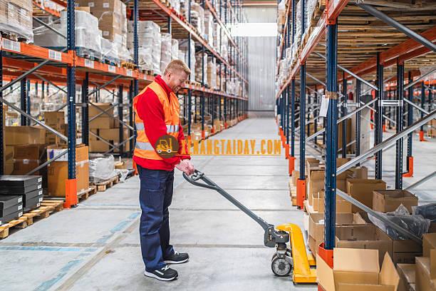 Vận hành xe nâng tay một cách dễ dàng
