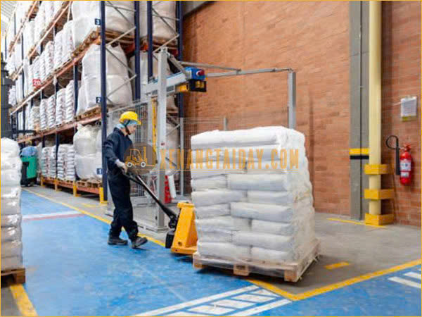 Xe nâng tay dùng trong kho vận chuyển hàng hoá