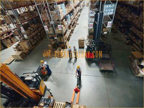 Xe nâng tay được sử dụng trong kho logistic