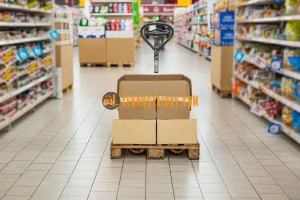 Xe nâng tay vận hành trong trung tấm thương mại