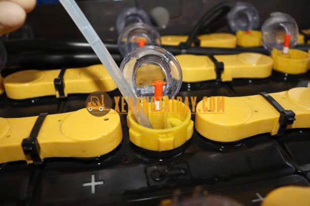 Châm nước cất ngập hết các bản cực chì
