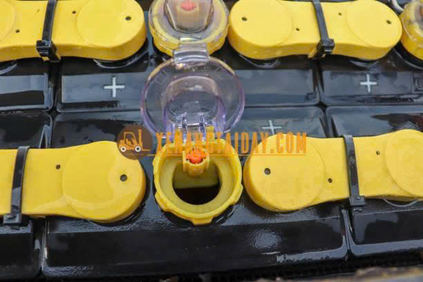 Phao trắng báo nước không nổi lên chứng tỏ bình đang thiếu nước