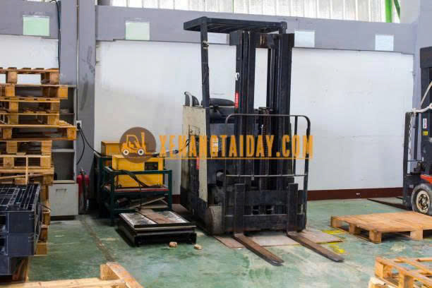 Nước cất bị hao hụt trong quá trình sạc xe nâng