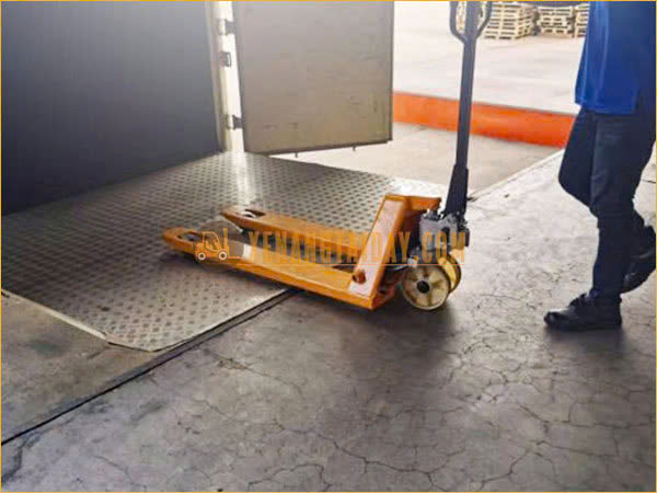 Xe nâng tay siêu thấp sử dụng lấy hàng trong cont