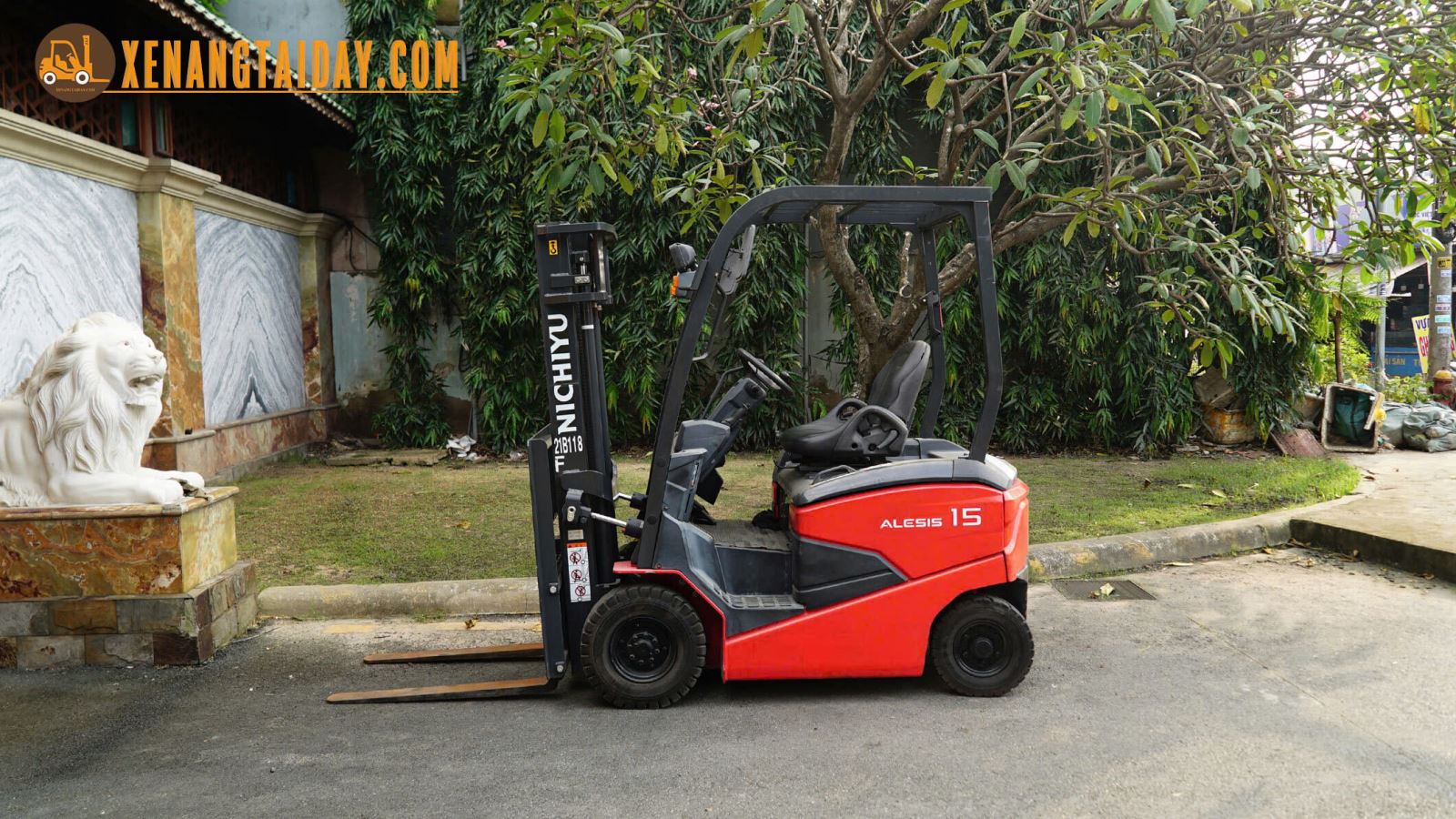 Xe nâng điện ngồi lái Nhật bãi như xe mới