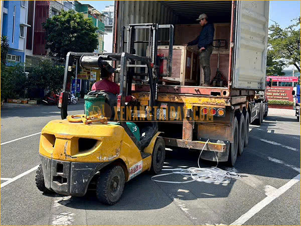 Xe nâng Nhật Bãi đang nâng hàng lên cont