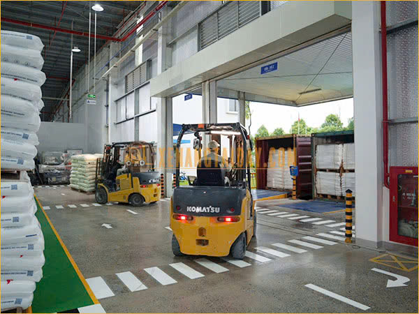 Xe nâng điện Nhật Bãi hoạt động trong kho hàng