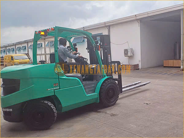 Xe nâng Dầu hoạt động luân chuyển hàng hoá