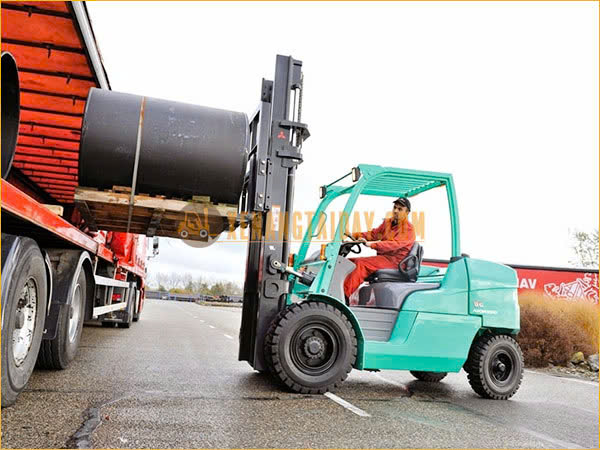 Thuê xe nâng Nhật bãi để nâng hạ hàng hoá lên cont