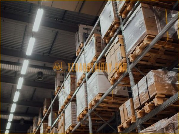 Kho hàng dùng xe nâng điện đứng lái 1.5 tấn