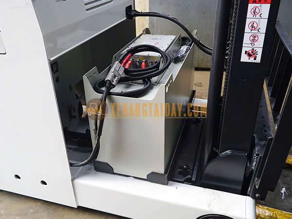 Lắp pin cho xe điện đứng tải trọng từ 1.5 tấn đến 2 tấn