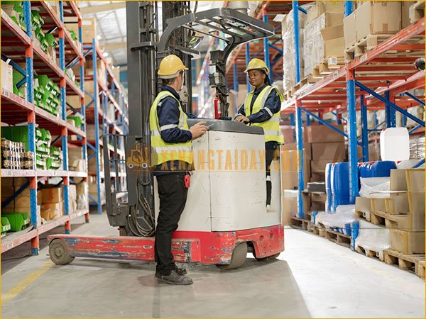 Hướng dẫn lái xe nâng: Cách vận hành an toàn và hiệu quả