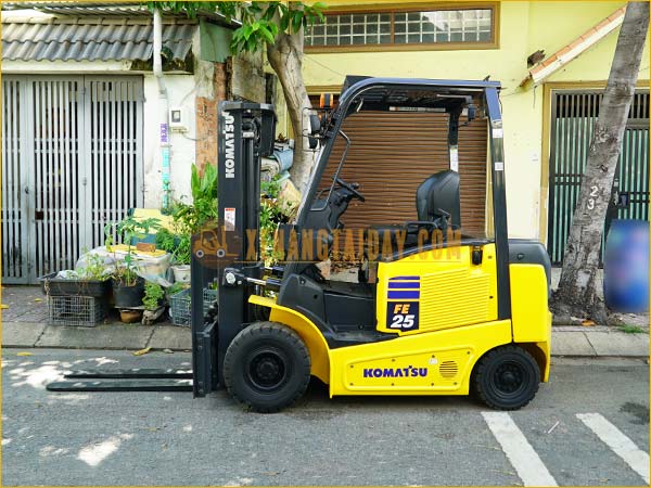 Nên lựa chọn dòng xe nâng điện ngồi lái thương hiệu nào