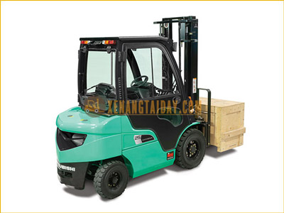 So Sánh Xe Nâng Dầu và Xe Nâng Xăng Chi tiết nhất