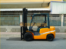 Xe nâng dầu TCM FD25T14
