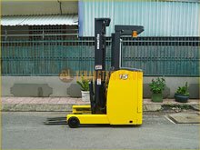 Xe nâng điện đứng lái và những ưu điểm nổi bật doanh nghiệp cần biết
