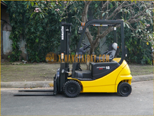Xe nâng điện ngồi lái KOMATSU FB18-12