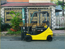 Xe nâng điện ngồi lái KOMATSU FB20A-12
