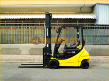 Xe nâng điện ngồi lái KOMATSU FB20A-12