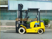 Xe nâng điện ngồi lái KOMATSU FB25-12