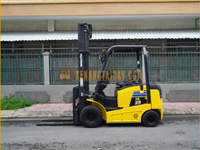 Xe nâng điện ngồi lái KOMATSU FB25-12 gắn bình điện axít chì 72V - 400Ah LIFTTOP VTDX400M