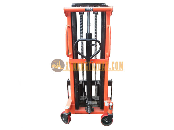 Xe nâng tay tiếng Anh là gì? Ứng dụng và cách sử dụng
