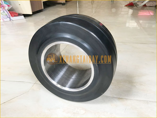 Bánh cao su xe nâng điện đứng lái