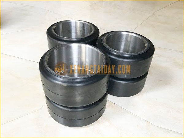 Bánh cao su xe nâng điện đứng lái