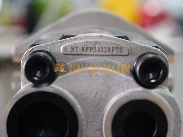 Bơm dầu thủy lực NT-KFP2332AFTS xe nâng dầu SUMITOMO 2 tấn