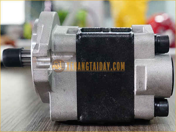Bơm dầu thủy lực NT-KFP2332AFTS xe nâng dầu SUMITOMO 2 tấn