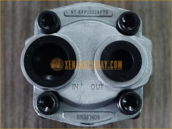 Bơm dầu thủy lực NT-KFP2332AFTS xe nâng dầu SUMITOMO 2 tấn