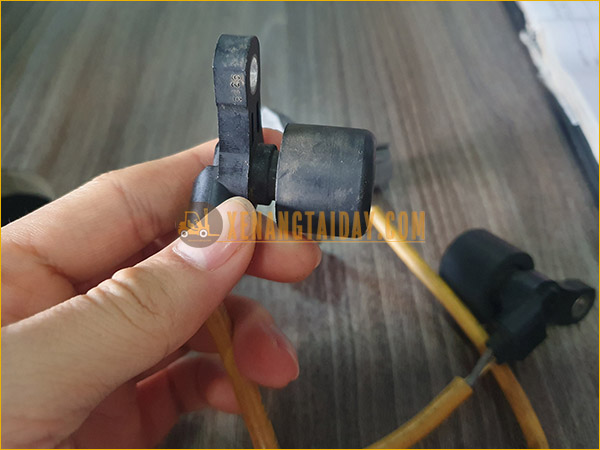 Cảm biến chân lái xe nâng điện đứng lái TOYOTA