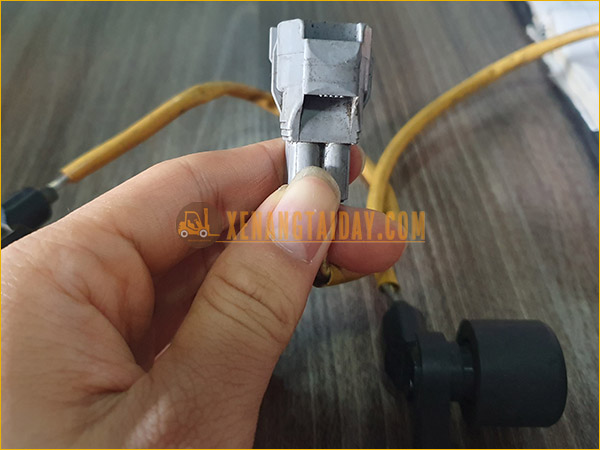 Cảm biến chân lái xe nâng điện đứng lái TOYOTA
