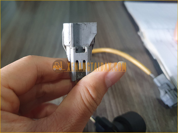 Cảm biến chân lái xe nâng điện đứng lái TOYOTA