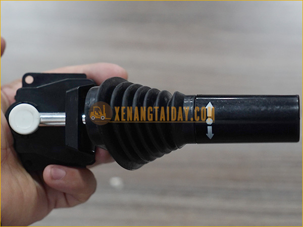 Cần số tự động xe nâng dầu MITSUBISHI FD30NT