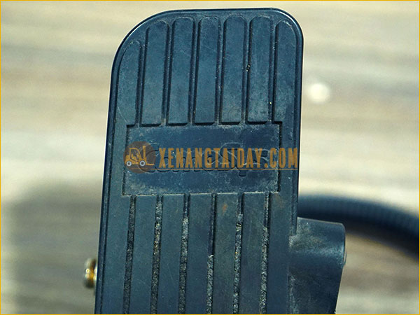 Chân ga điện tử COMESYS FZ3-114-381 xe nâng điện ngồi lái KOMATSU