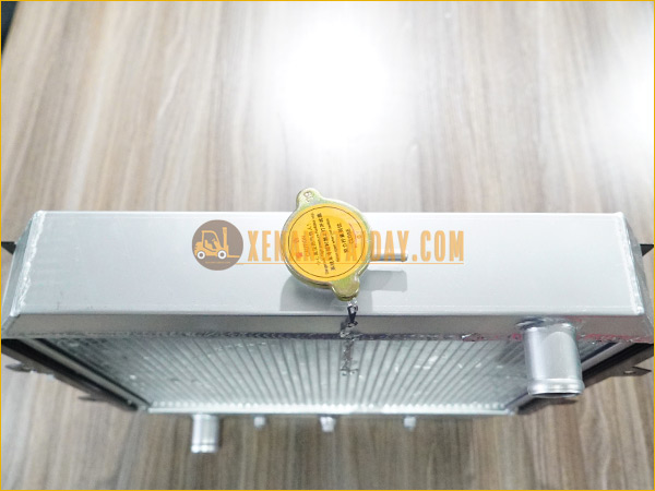 Két nước giải nhiệt động cơ xe nâng MITSUBISHI 1.5 tấn