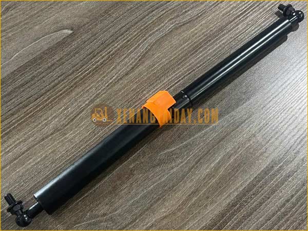 Ty giữ nắp capô xe nâng