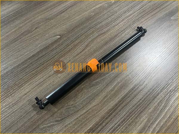 Ty giữ nắp capô xe nâng