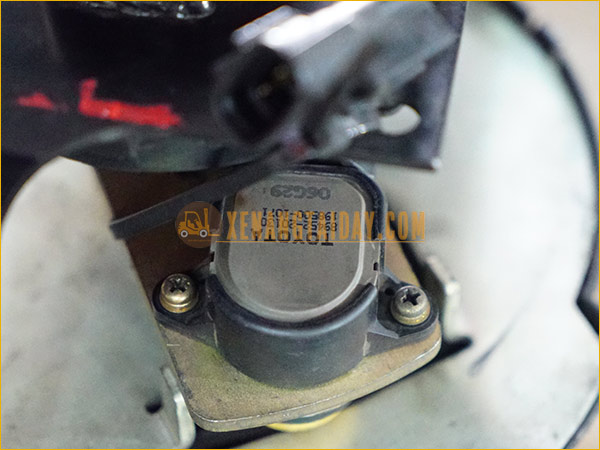 Vô lăng (tay lái) xe nâng điện đứng lái TOYOTA đời 7