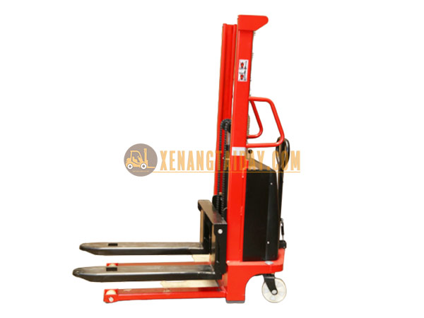 Xe nâng bán tự động CTD 2 tấn