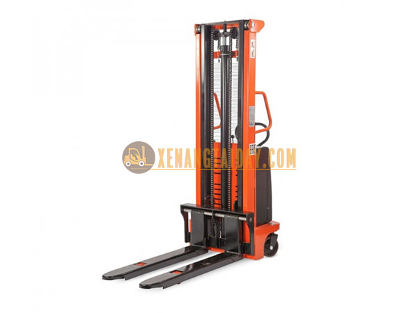 Xe nâng bán tự động CTD 3 tấn
