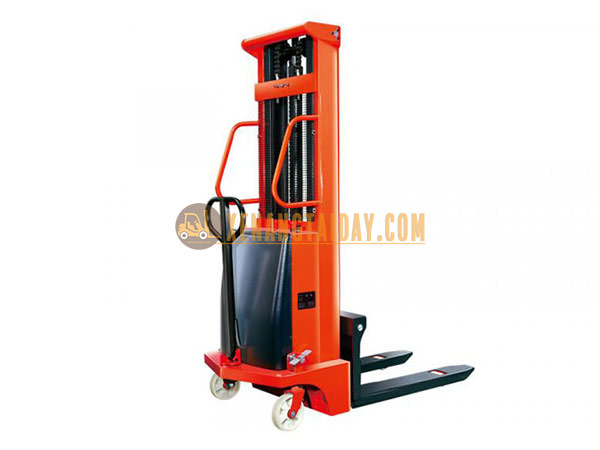 Xe nâng bán tự động CTD 3 tấn