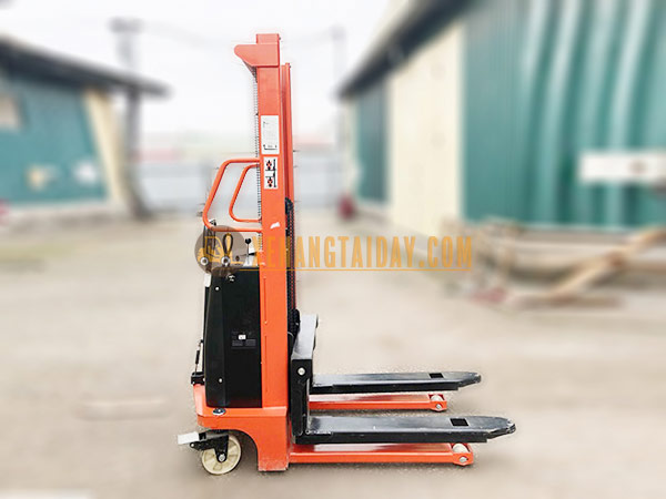 Xe nâng bán tự động CTD 3 tấn