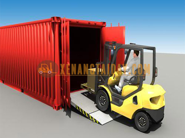 Xe nâng chui container